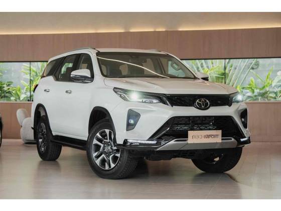 TOYOTA HILUX SW4 2.8 D-4D TURBO DIESEL SRX PLATINUM 7L 4X4 AUTOMÁTICO TOYOTA HILUX SW4 2.8 D-4D TURBO DIESEL SRX PLATINUM 7L 4X4 AUTOMÁTICO